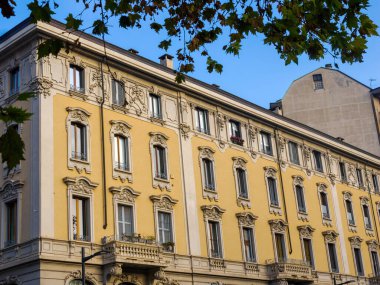 Milano, Lombardy, İtalya 'daki Corso Sempione yakınlarındaki eski bina