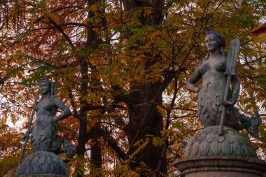 Parco Sempione 'de sonbahar, Milano, Lombardiya, İtalya' da halka açık park: Ponte delle Sirenette