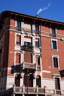 Milano, İtalya 'da Corso Sempione boyunca eski bir bina