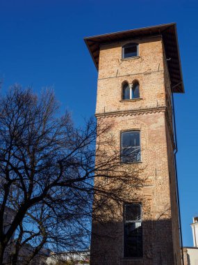 Piazza Tomasi di Lampedusa, tarihi Milano meydanı, Lombardiya, İtalya, Roma İmparatorluk Sarayı kalıntıları ve Gorani evi ile birlikte.