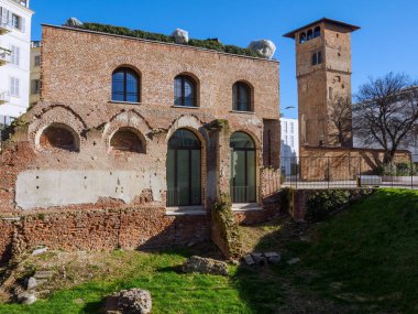 Piazza Tomasi di Lampedusa, tarihi Milano meydanı, Lombardiya, İtalya, Roma İmparatorluk Sarayı kalıntıları ve Gorani evi ile birlikte.
