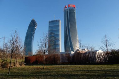 Şehir yaşamı, Milan, Lombardy, İtalya 'da üç kuleli modern ticari ve meskun bölge