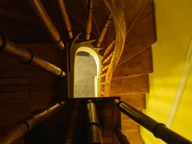 Milano, İtalya 'da bir evde tahta merdiven.