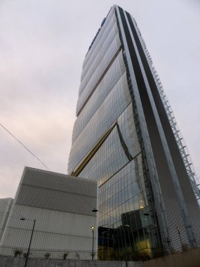 Şehir yaşamı, Milan, Lombardy, İtalya 'da üç kuleli modern ticari ve meskun bölge
