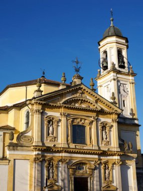 Gaggiano, Naviglio Grande, Milan, Lombardy, İtalya 'nın tarihi kenti ve kanal boyunca Colofrul evleri. Sant Mucit Kilisesi