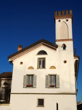Gaggiano, Naviglio Grande, Milan, Lombardy, İtalya 'nın tarihi kenti. Kanal boyunca Colofrul evleri var.