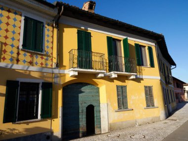 Gaggiano, Naviglio Grande, Milan, Lombardy, İtalya 'nın tarihi kenti. Kanal boyunca Colofrul evleri var.