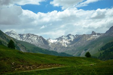 Colle della Maddalena yolu boyunca uzanan dağ manzarası (Col du Larche), İtalya ve Fransa arasında