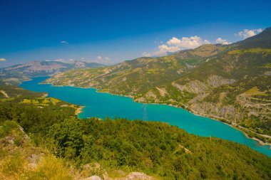 Göl, Serre-Poncon (Alpes-de-Haute-Provence, Provence-Alpes-Cote-d'Azur, Fransa): Haziran itibariyle Fransız Alpleri'nde dağ manzarası