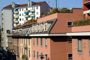 Milano, Lombardiya, İtalya 'daki Piero della Francesca boyunca uzanan konut binaları