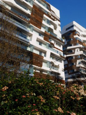 Şehir yaşamı, Milan, Lombardy, İtalya 'da üç kuleli modern ticari ve meskun bölge