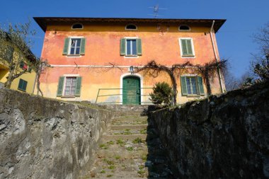 Santa Maria Hoe 'da eski bir ev, Colle Brianza yolu boyunca, Lecco, Lombardy, İtalya