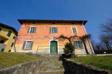 Santa Maria Hoe 'da eski bir ev, Colle Brianza yolu boyunca, Lecco, Lombardy, İtalya