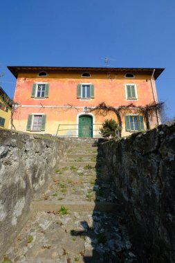 Santa Maria Hoe 'da eski bir ev, Colle Brianza yolu boyunca, Lecco, Lombardy, İtalya