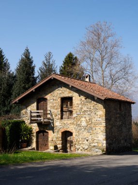 Lecco, Lombardy, İtalya 'daki Colle Brianza yolunda eski bir ev.