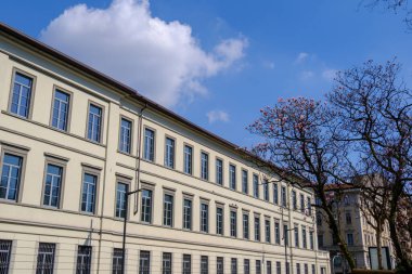 Milano, Lombardy, İtalya 'daki Corso Sempione yakınlarındaki eski bina