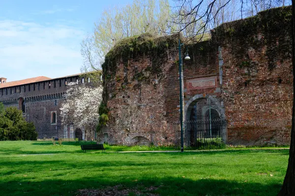 Parco Sempione, İtalya 'nın Milano şehrinde tarihi park, Mart ayında, Castello Sforzesco ile