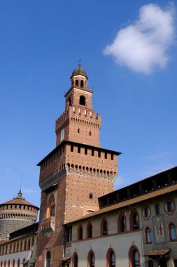 Parco Sempione, İtalya 'nın Milano şehrinde tarihi park, Mart ayında, Castello Sforzesco ile