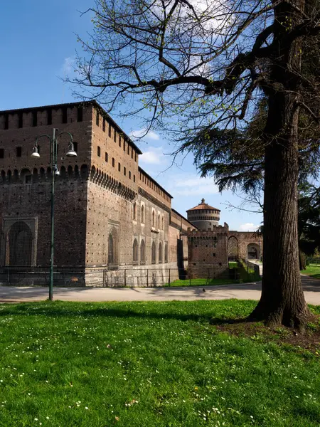 Parco Sempione, İtalya 'nın Milano şehrinde tarihi park, Mart ayında, Castello Sforzesco ile
