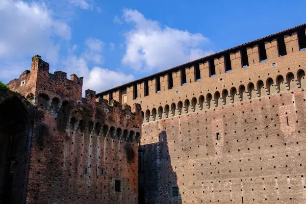 Parco Sempione, İtalya 'nın Milano şehrinde tarihi park, Mart ayında, Castello Sforzesco ile