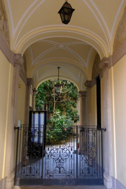 Milano, Lombardy, İtalya 'daki Fratelli Ruffini üzerinden eski konut girişinde.