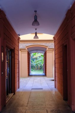 Milano, Lombardy, İtalya 'daki Fratelli Ruffini üzerinden eski konut girişinde.