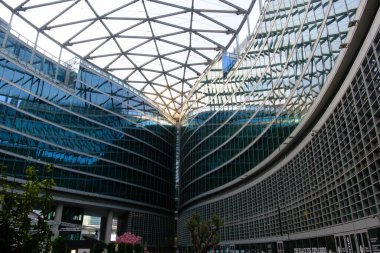 Porta Nuova, Milan, Lombardy, İtalya 'daki modern binalar. Palazzo Lombardia, Piazza Citta di Lombardia, Avrupa 'nın en büyük kapalı alanı.