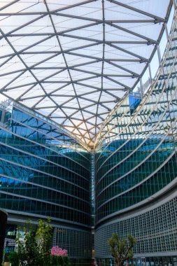 Porta Nuova, Milan, Lombardy, İtalya 'daki modern binalar. Palazzo Lombardia, Piazza Citta di Lombardia, Avrupa 'nın en büyük kapalı alanı.