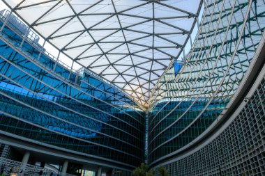 Porta Nuova, Milan, Lombardy, İtalya 'daki modern binalar. Palazzo Lombardia, Piazza Citta di Lombardia, Avrupa 'nın en büyük kapalı alanı.