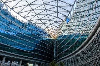 Porta Nuova, Milan, Lombardy, İtalya 'daki modern binalar. Palazzo Lombardia, Piazza Citta di Lombardia, Avrupa 'nın en büyük kapalı alanı.