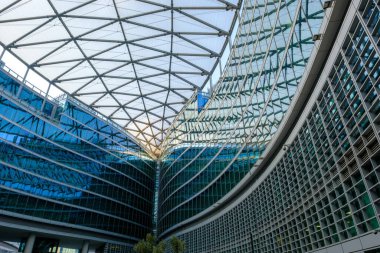 Porta Nuova, Milan, Lombardy, İtalya 'daki modern binalar. Palazzo Lombardia, Piazza Citta di Lombardia, Avrupa 'nın en büyük kapalı alanı.