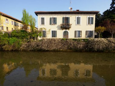 Martesana Kanalı boyunca eski binalar Milano, Lombardy, İtalya