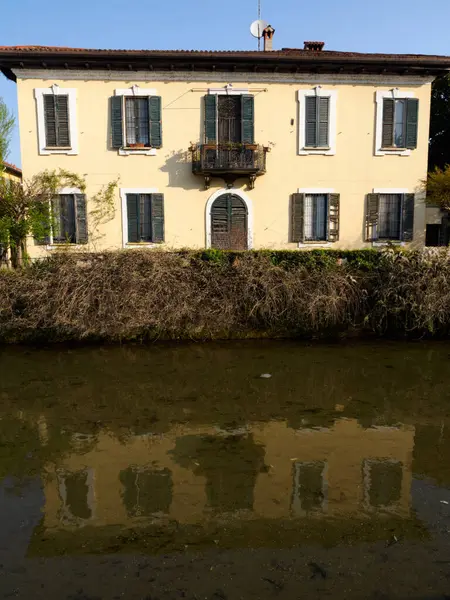 Martesana Kanalı boyunca eski binalar Milano, Lombardy, İtalya