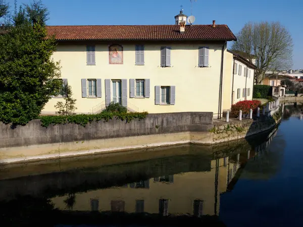 Martesana kanalı boyunca eski binalar Gorgonzola, Milan, Lombardy, İtalya