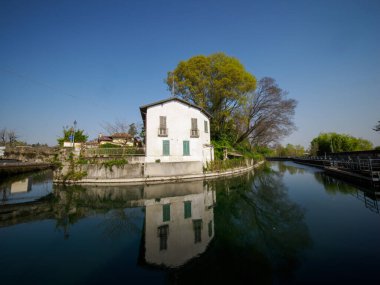 Martesana kanalı boyunca eski binalar Vaprio, Milan, Lombardy, İtalya