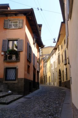 Bergamo, Lombardy, İtalya 'daki Borgo Canale boyunca eski binalar