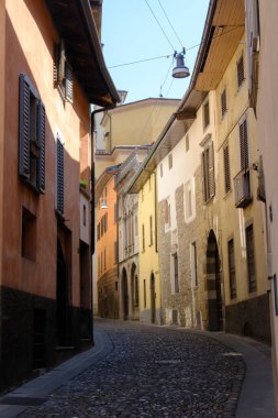 Bergamo, Lombardy, İtalya 'daki Borgo Canale boyunca eski binalar