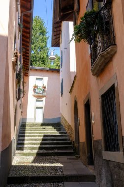 Bergamo, Lombardy, İtalya 'daki Borgo Canale boyunca eski binalar