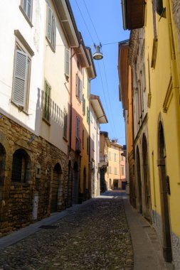 Bergamo, Lombardy, İtalya 'daki Borgo Canale boyunca eski binalar