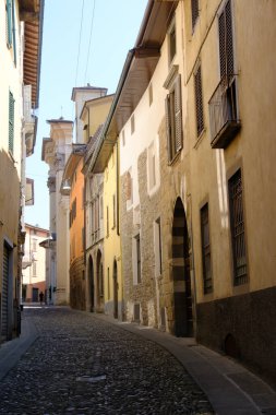 Bergamo, Lombardy, İtalya 'daki Borgo Canale boyunca eski binalar