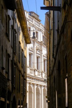 Biblioteca Civica 'lı Bergamo, Lombardy, İtalya' daki Colleoni boyunca eski binalar