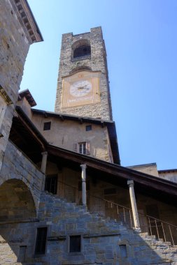 Bergamo, Lombardy, İtalya 'daki Piazza Vecchia yakınlarındaki eski binalar: Campanone, ortaçağ kulesi
