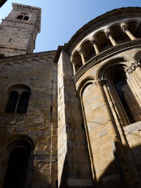 Bergamo, Lombardy, İtalya 'nın ortaçağ katedrali manzarası