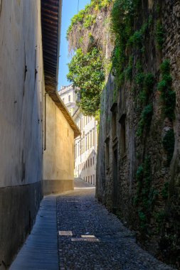 Bergamo, Lombardy, İtalya 'daki Arena boyunca eski binalar