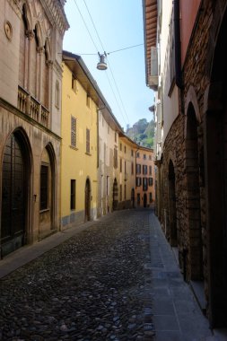 Bergamo, Lombardy, İtalya 'daki Borgo Canale boyunca eski binalar