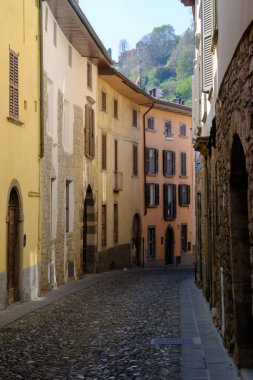 Bergamo, Lombardy, İtalya 'daki Borgo Canale boyunca eski binalar