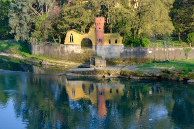 Martesana kanalı boyunca Vaprio, Milan, Lombardy, İtalya 'da eski binalar. Parco Manastırı