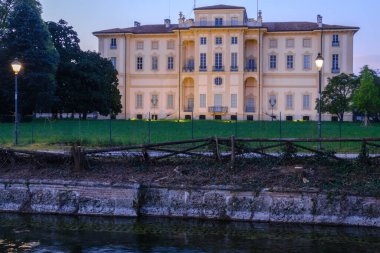 Cernusco Konsolosu Naviglio, Milan, Lombardy, İtalya 'daki tarihi Villa Alari Visconti di Saliceto cephesi.