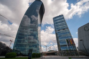 Şehir yaşamı, Milan, Lombardy, İtalya 'da üç kuleli modern ticari ve meskun bölge