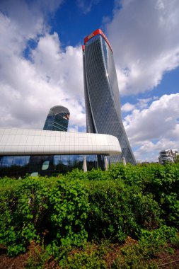 Şehir yaşamı, Milan, Lombardy, İtalya 'da üç kuleli modern ticari ve meskun bölge